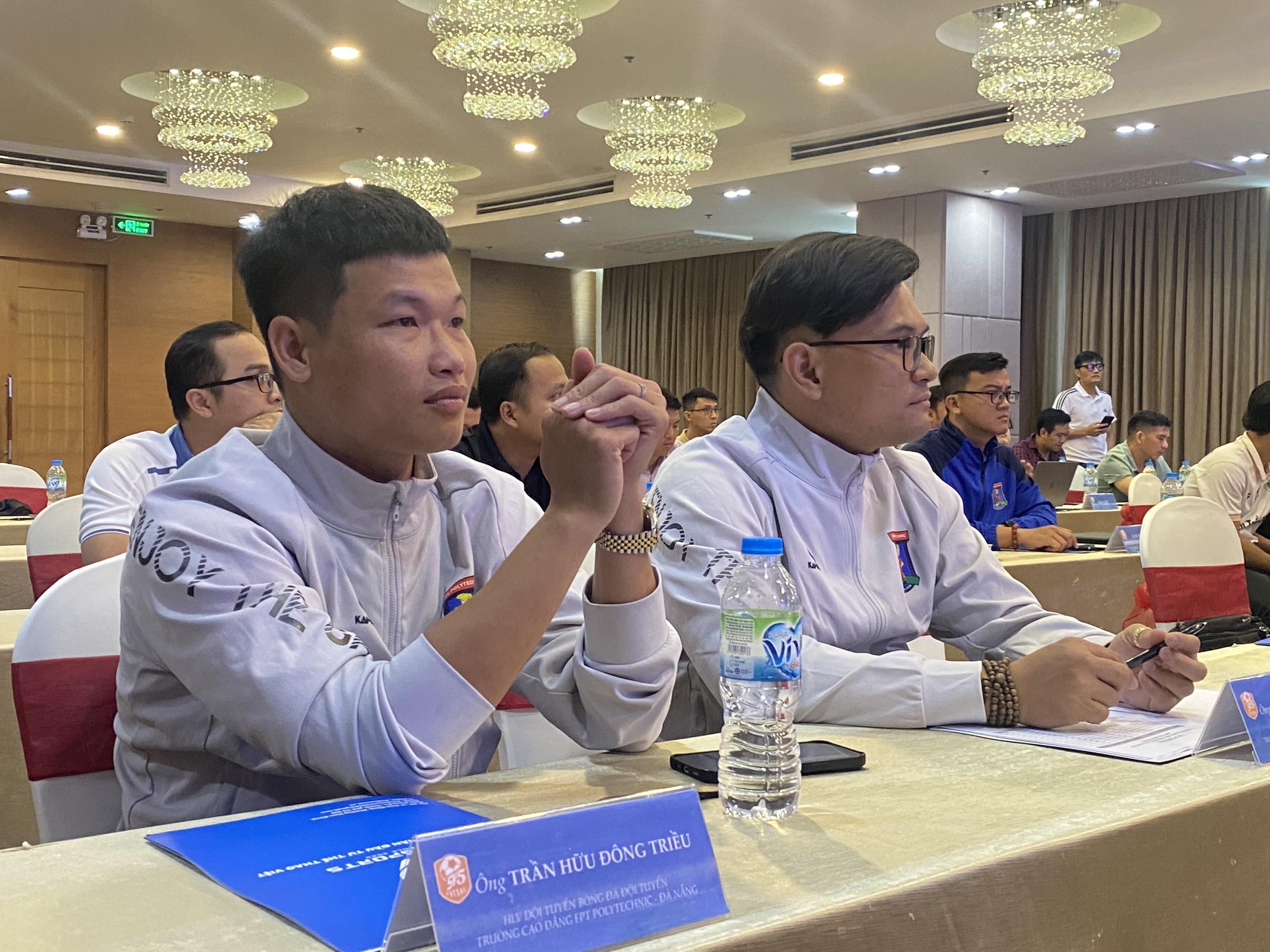 Trần Hữu Đông Triều trong màu áo Trường CĐ Polytechnic tại lễ công bố giải SV5 Trần Hữu Đông Triều trong màu áo Trường CĐ Polytechnic tại lễ công bố giải SV5
