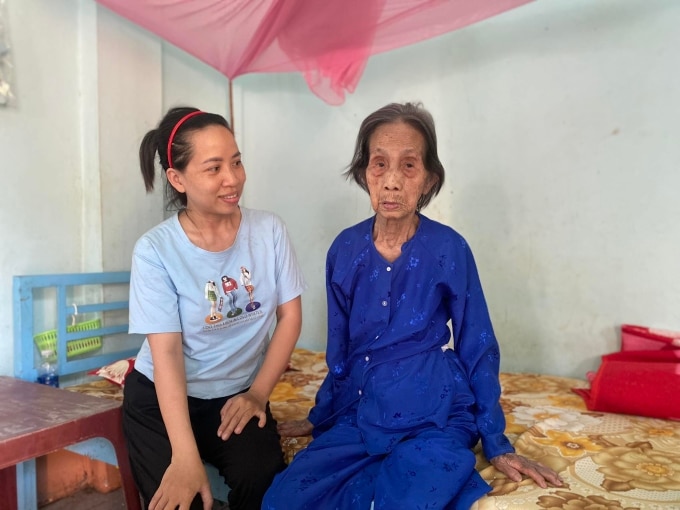 Bà Trịnh Thị Khơng, 119 tuổi, cùng cháu ngoại ở nhà thuộc xã Bình Lộc, TP Long Khánh, Đồng Nai, tháng 3/2024. Ảnh: Ngọc Ngân
