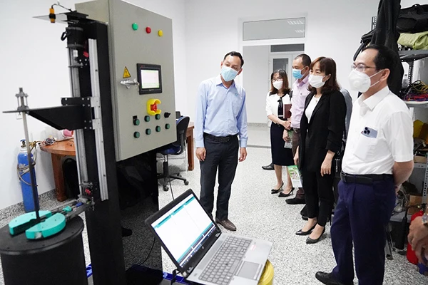 Giám đốc Sở KHCN Đà Nẵng Lê Đức Viên (bìa phải) kiểm tra thực tế tình hình hoạt động tại các doanh nghiệp KH&CN trên địa bàn. Giám đốc Sở KHCN Đà Nẵng Lê Đức Viên (bìa phải) kiểm tra thực tế tình hình hoạt động tại các doanh nghiệp KH&CN trên địa bàn.