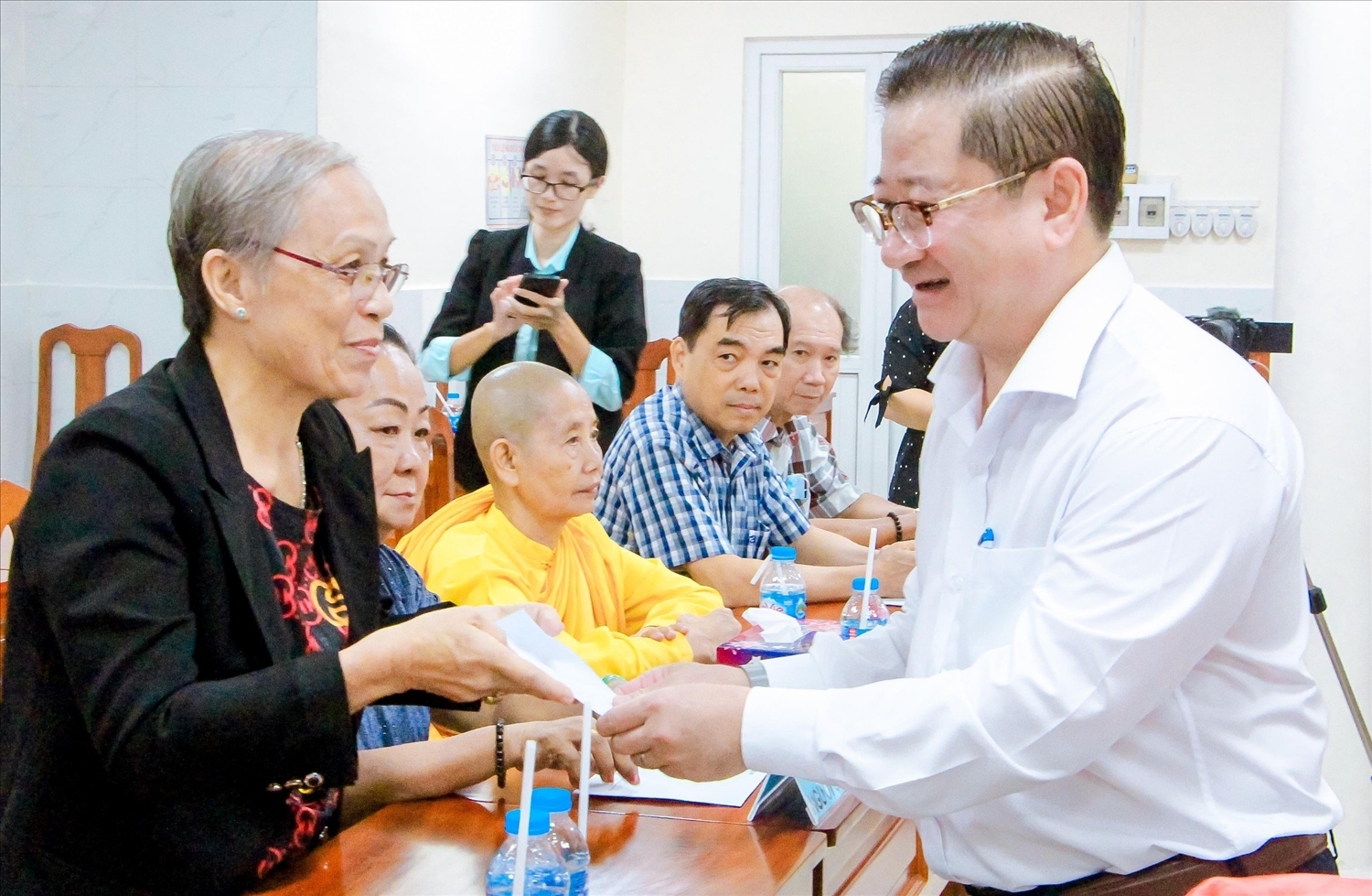 Chủ tịch UBND TP. Cần Thơ Trần Việt Trường trao qùa đến Người có uy tín là người Hoa Chủ tịch UBND TP. Cần Thơ Trần Việt Trường trao qùa đến Người có uy tín là người Hoa