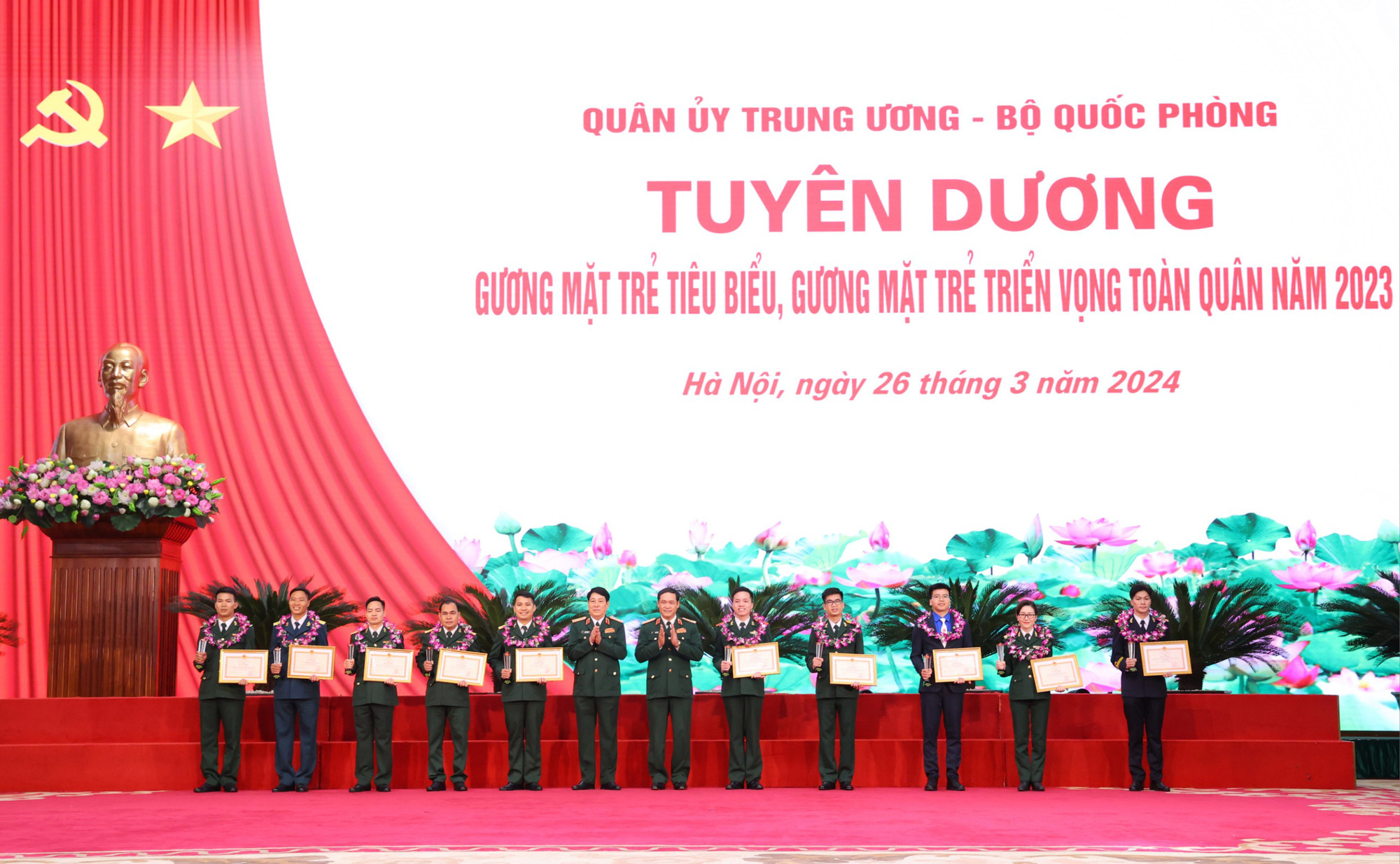 Đại tướng Lương Cường: Thực hiện tốt quy hoạch, bổ sung nguồn cán bộ trẻ trong quân đội- Ảnh 1. Trao thưởng cho 10 gương mặt trẻ tiêu biểu toàn quân - Ảnh: ĐIỆP NGUYỄN
