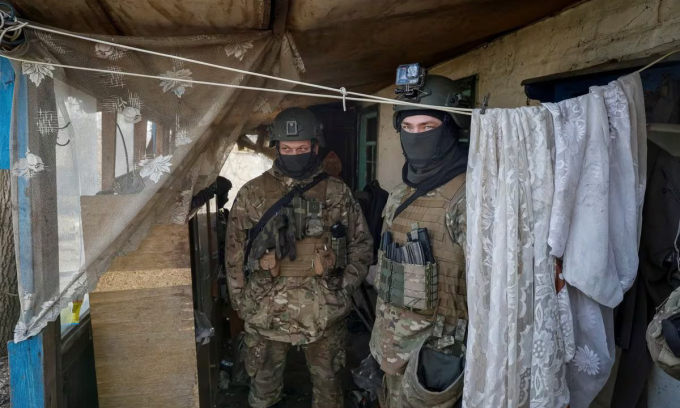 Thành viên FRL tại một cứ điểm gần tiền tuyến ở Donetsk hồi tháng 3. Ảnh: Reuters