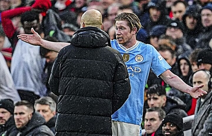 De Bruyne nổi giận với HLV Pep Guardiola.