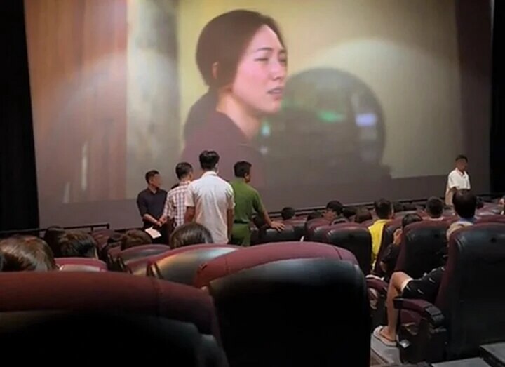 Lực lượng chức năng kiểm tra đột xuất độ tuổi của khán giả xem phim "Mai" tại TP.HCM.