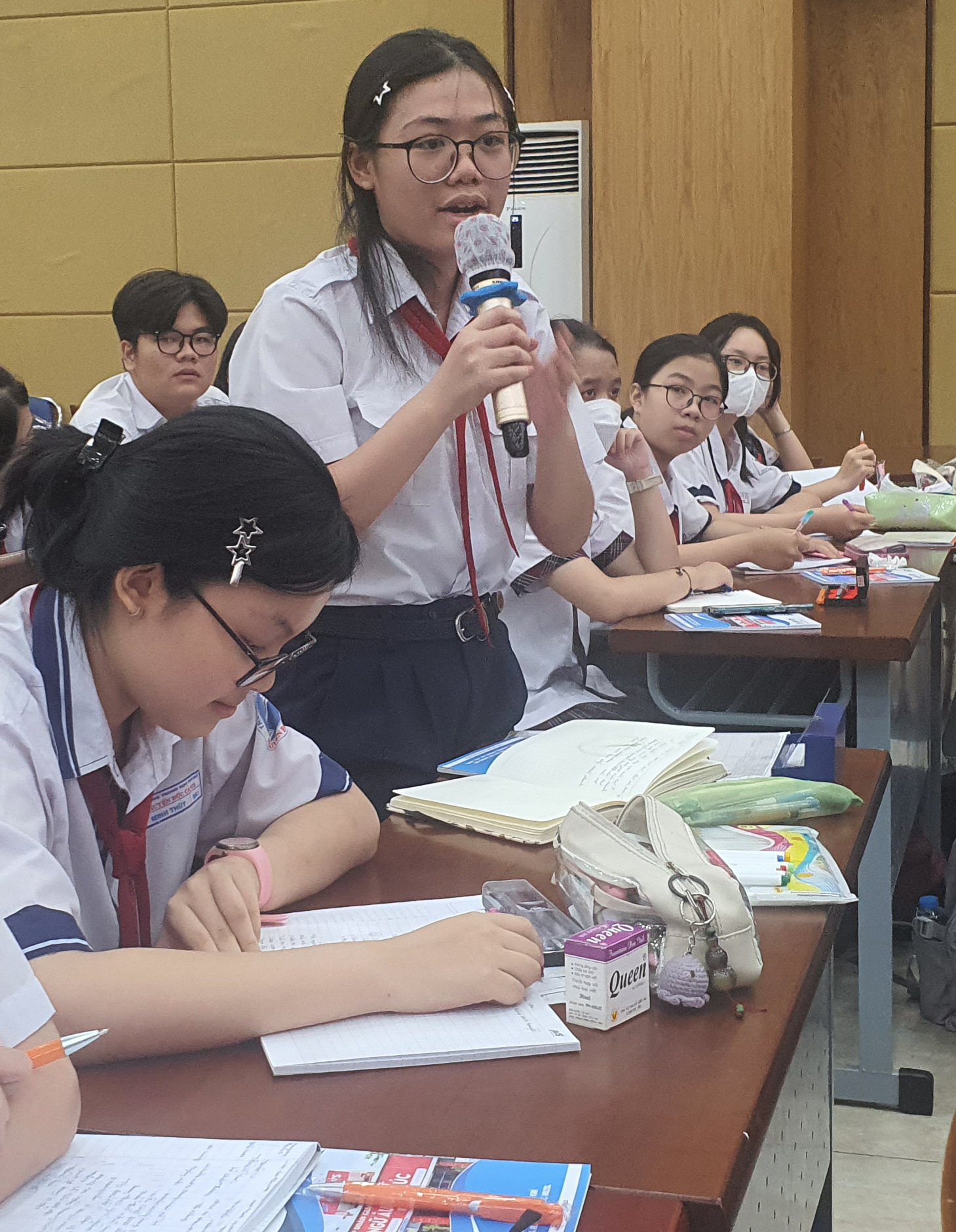 Đề thi Văn hay chữ tốt khiến học sinh 'hết bất ngờ này đến bất ngờ khác'- Ảnh 1. Thí sinh Trần Ngọc Thảo Vy, Trường THCS Lam Sơn, quận 6, đọc bài thơ do mình sáng tác tại phần trải nghiệm - Ảnh: H.HG