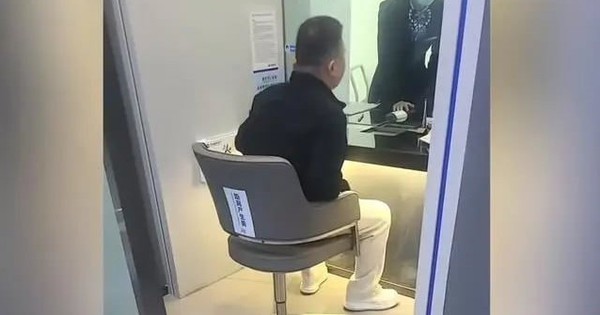 Đi ngân hàng bị nhân viên hỏi "Rút tiền để làm gì?", người đàn ông phẫn nộ đòi hủy thẻ, càng điên tiết hơn với câu trả lời phía sau - Ảnh 1. Đi ngân hàng bị nhân viên hỏi "Rút tiền để làm gì?", người đàn ông phẫn nộ đòi hủy thẻ, càng điên tiết hơn với câu trả lời phía sau - Ảnh 1.