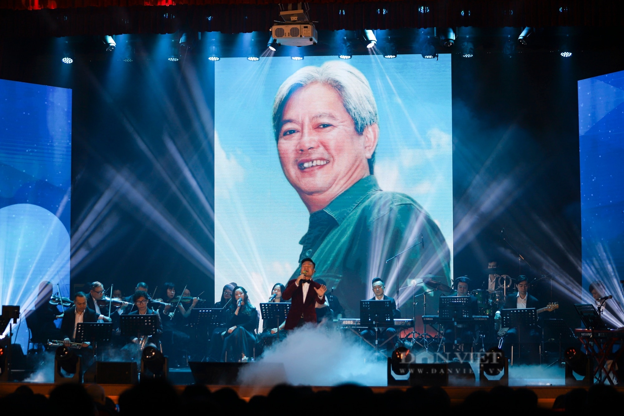 Diva Mỹ Linh hát ca khúc đặc biệt trong đêm nhạc tưởng nhớ PGS Tôn Thất Bách- Ảnh 1.