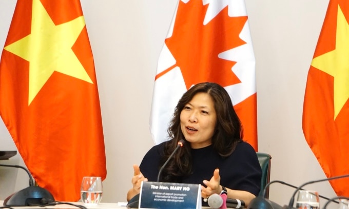 Bộ trưởng Phát triển kinh tế, thương mại quốc tế và xúc tiến xuất khẩu Canada Mary Ng phát biểu tại buổi gặp gỡ báo chí tối 28/3 tại TP HCM. Ảnh: Viễn Thông
