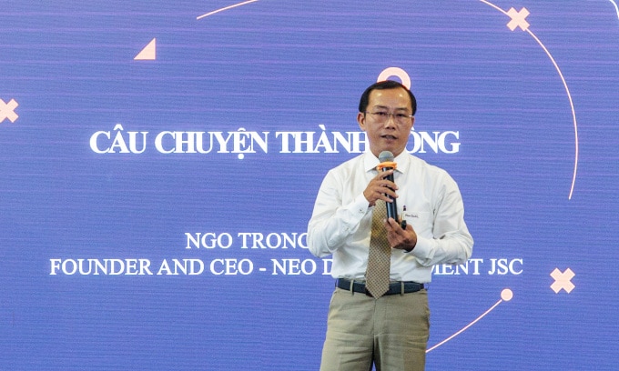 Ông Ngô Trọng Nghĩa, Nhà sáng lập, CEO Neo Development kể câu chuyện dùng trợ lý AI của công ty tại TP HCM ngày 11/3 nhân sự kiện của nền tảng bán sỉ Alibaba. Ảnh: Thục Văn