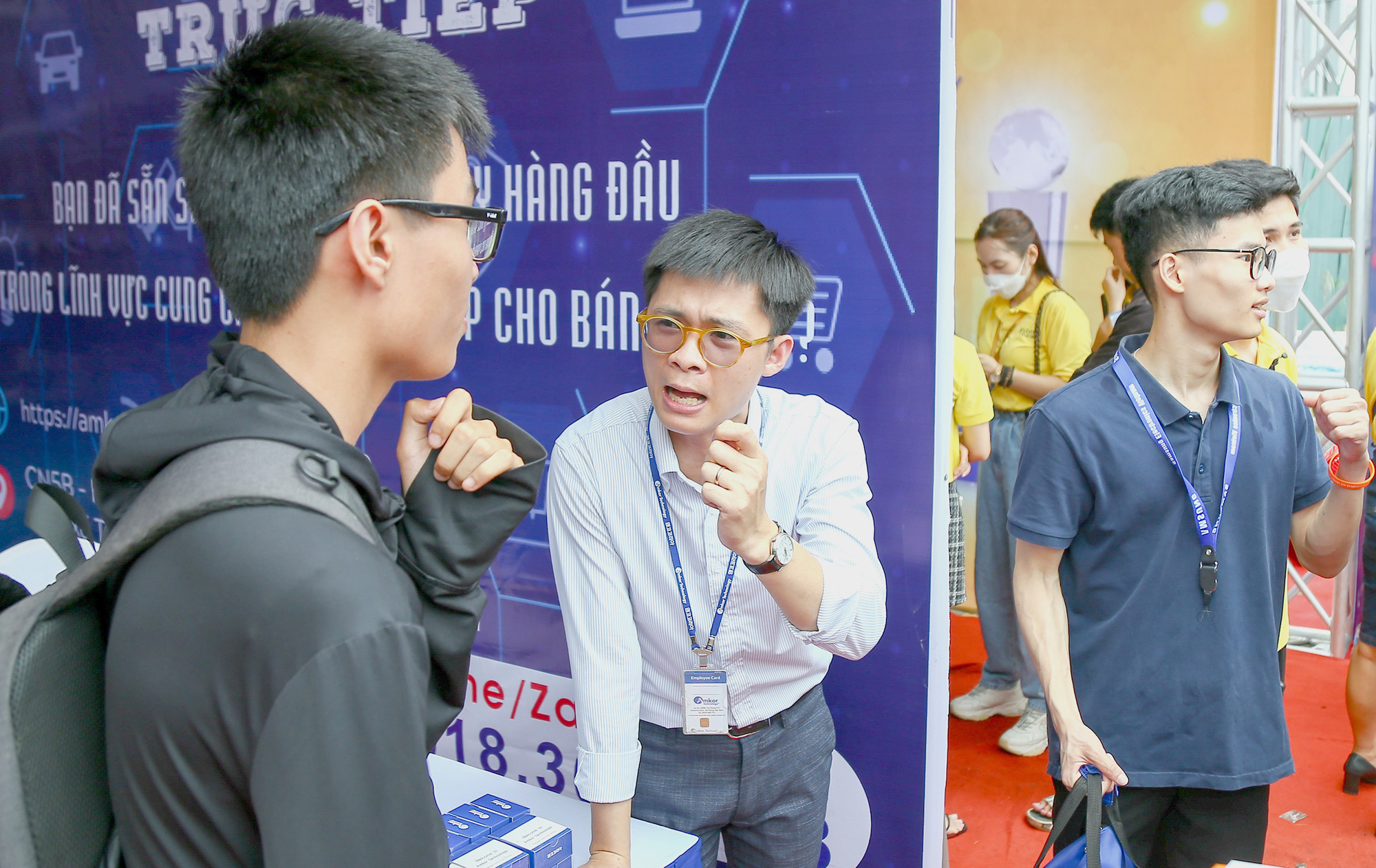 Các doanh nghiệp phỏng vấn sinh viên sắp tốt nghiệp với nhiều câu hỏi sử dụng ngoại ngữ - Ảnh: HÀ QUÂN Các doanh nghiệp phỏng vấn sinh viên sắp tốt nghiệp với nhiều câu hỏi sử dụng ngoại ngữ - Ảnh: HÀ QUÂN