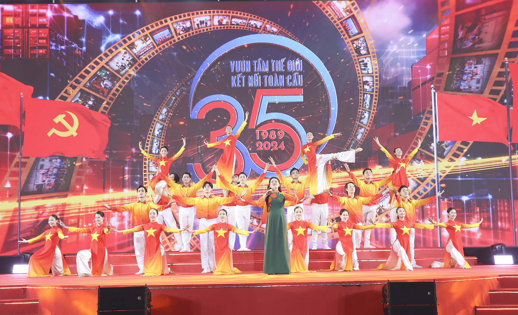 Đón nhận danh hiệu Anh hùng Lao động, Tân Cảng Sài Gòn ủng hộ 5 tỷ đồng vào Quỹ "Vì người nghèo"- Ảnh 1. Đón nhận danh hiệu Anh hùng Lao động, Tân Cảng Sài Gòn ủng hộ 5 tỷ đồng vào Quỹ "Vì người nghèo"- Ảnh 1.