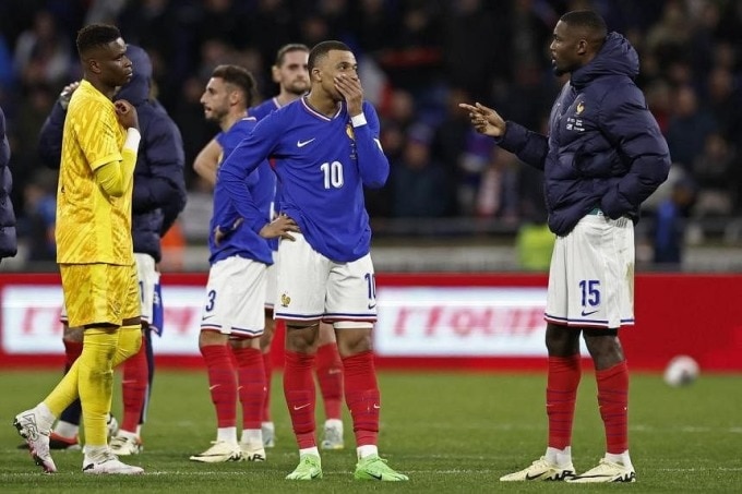 Mbappe (số 10) thất vọng sau trận giao hữu Pháp thua Đức 0-2 hôm 23/3 trên sân nhà Groupama. Ảnh: Reuters