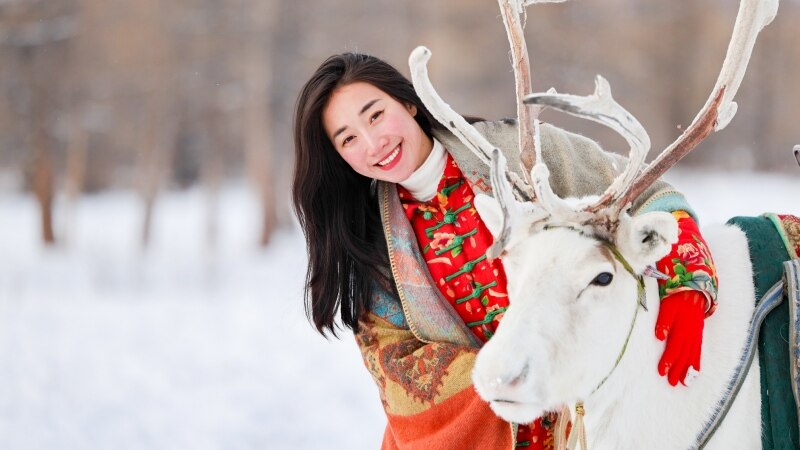 Mông Cổ vào mùa đông như biến thành xứ sở thần tiên với những thảo nguyên tinh khôi, những đàn ngựa, tuần lộc kiếm ăn dưới trời tuyết rơi trắng xóa. Ảnh: Đặng Thùy Dương