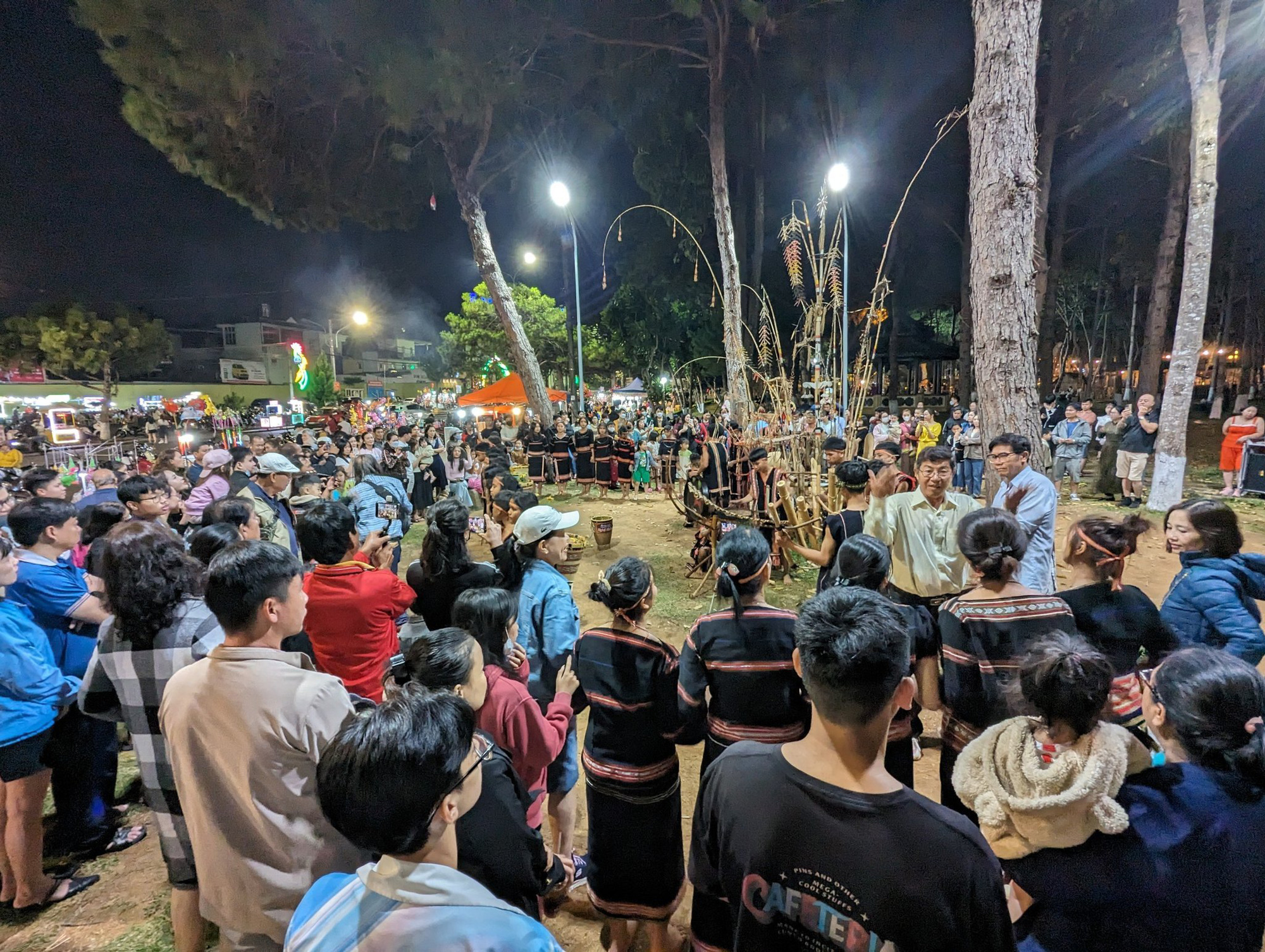 Dừng biểu diễn cồng chiêng vì chưa có tiền, tỉnh nói ngân sách đảm bảo, yêu cầu báo cáo- Ảnh 1. Chương trình biểu diễn cồng chiêng cuối tuần luôn thu hút nhiều du khách - Ảnh: Q.T