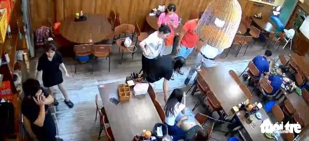 Được khen thưởng, nữ điều dưỡng cứu du khách nói: ‘Tôi chỉ nghĩ đến ép tim và ép tim’- Ảnh 1. Khoảnh khắc nữ điều dưỡng Đặng Thị Hạ cấp cứu du khách Ấn Độ tại một nhà hàng ở Đà Nẵng - Ảnh cắt từ clip