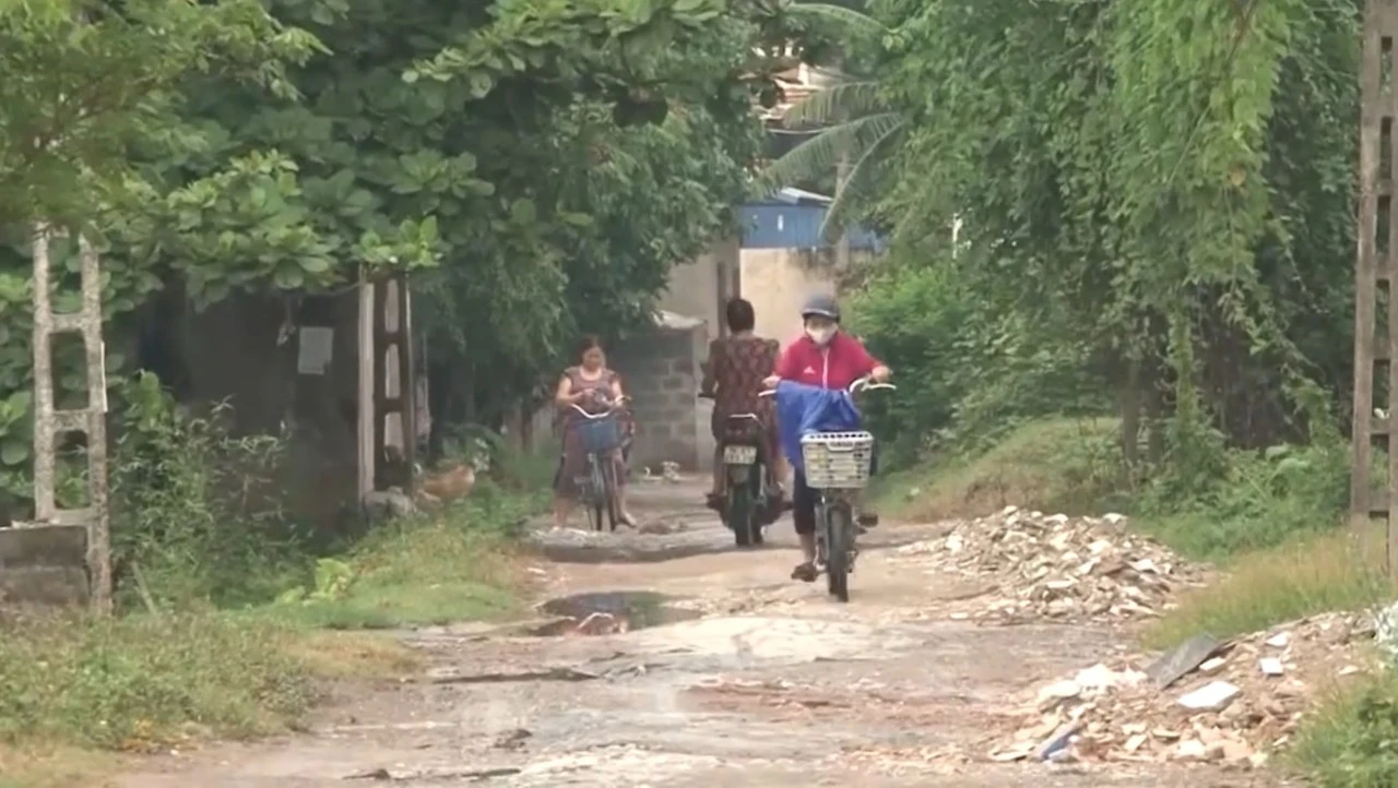 Nam Định: Đường hư hỏng nặng, dân lo lắng mỗi khi phải đi qua- Ảnh 2. Nam Định: Đường hư hỏng nặng, dân lo lắng mỗi khi phải đi qua- Ảnh 2.