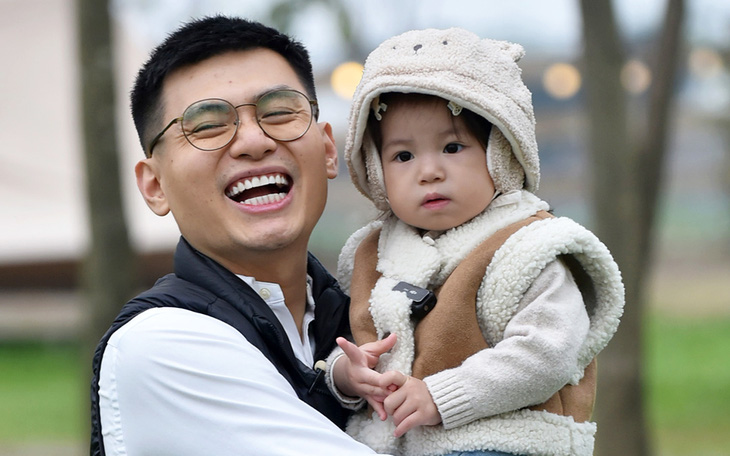Em bé 'Pam yêu ơi' đấm lưng cho ba trong Mẹ vắng nhà ba là siêu nhân- Ảnh 3. Những em bé triệu view lên game show