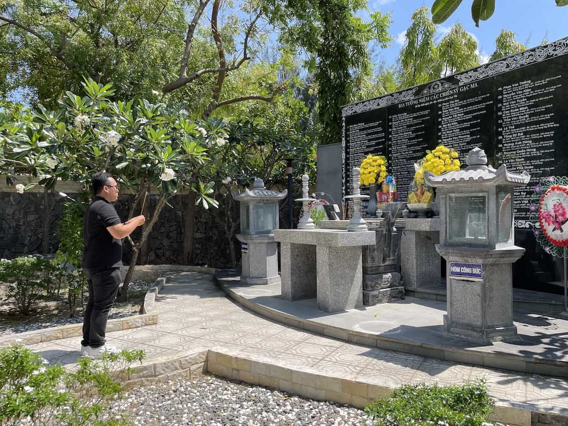Gac-Ma12-2 - Vietnam.vn Xung quanh Khu tưởng niệm Chiến sĩ Gạc Ma được thiết kế thành một cụm công trình văn hóa đậm chất biển đảo, ghi nhớ công ơn những thế hệ người Việt đã anh dũng chiến đấu bảo vệ chủ quyền biển đảo của Tổ quốc.