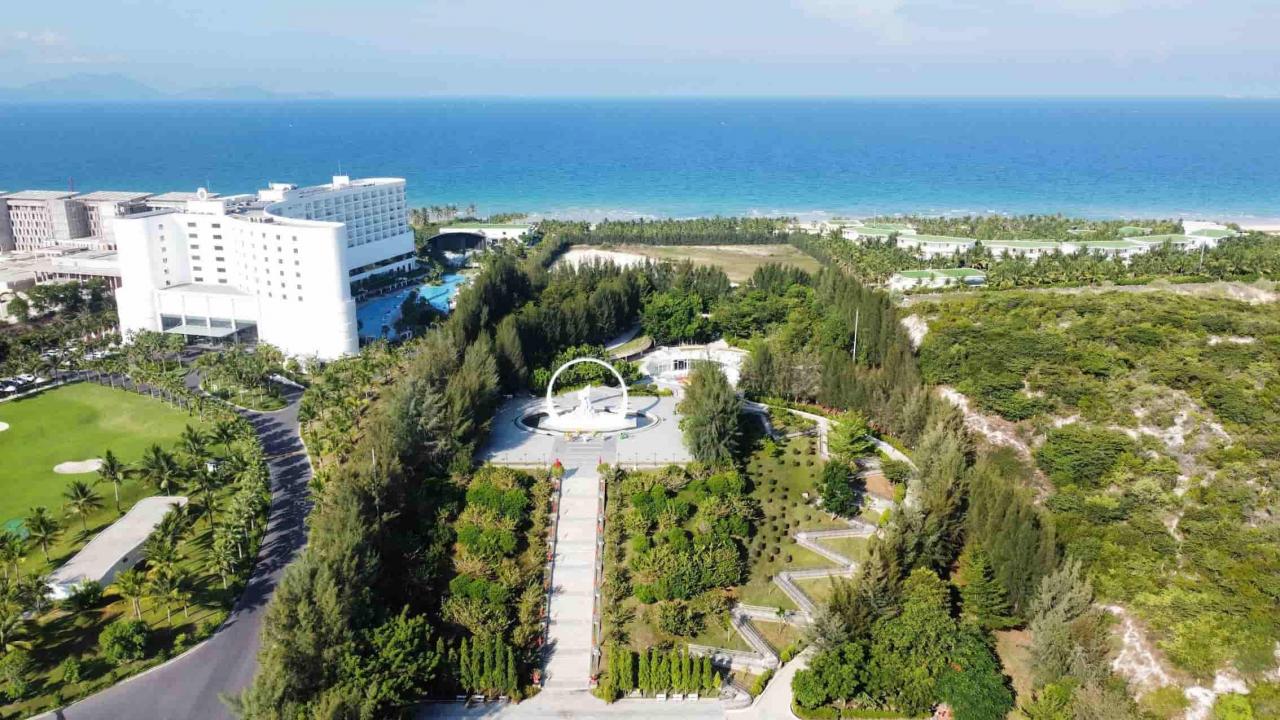 Gac-Ma5-2 - Vietnam.vn Khu tưởng niệm chiến sĩ Gạc Ma nằm giữa cung đường ven biển từ sân bay quốc tế Cam Ranh về hướng TP Nha Trang. Trong những ngày tháng 3 này, nơi đây thu hút nhiều người tìm đến.