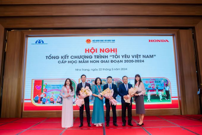 Đại diện các giáo viên lên tặng hoa Vụ Giáo dục Mầm non - Bộ Giáo dục và Đào tạo, Ủy ban An toàn giao thông Quốc gia và Công ty Honda Việt Nam. Ảnh: HVN
