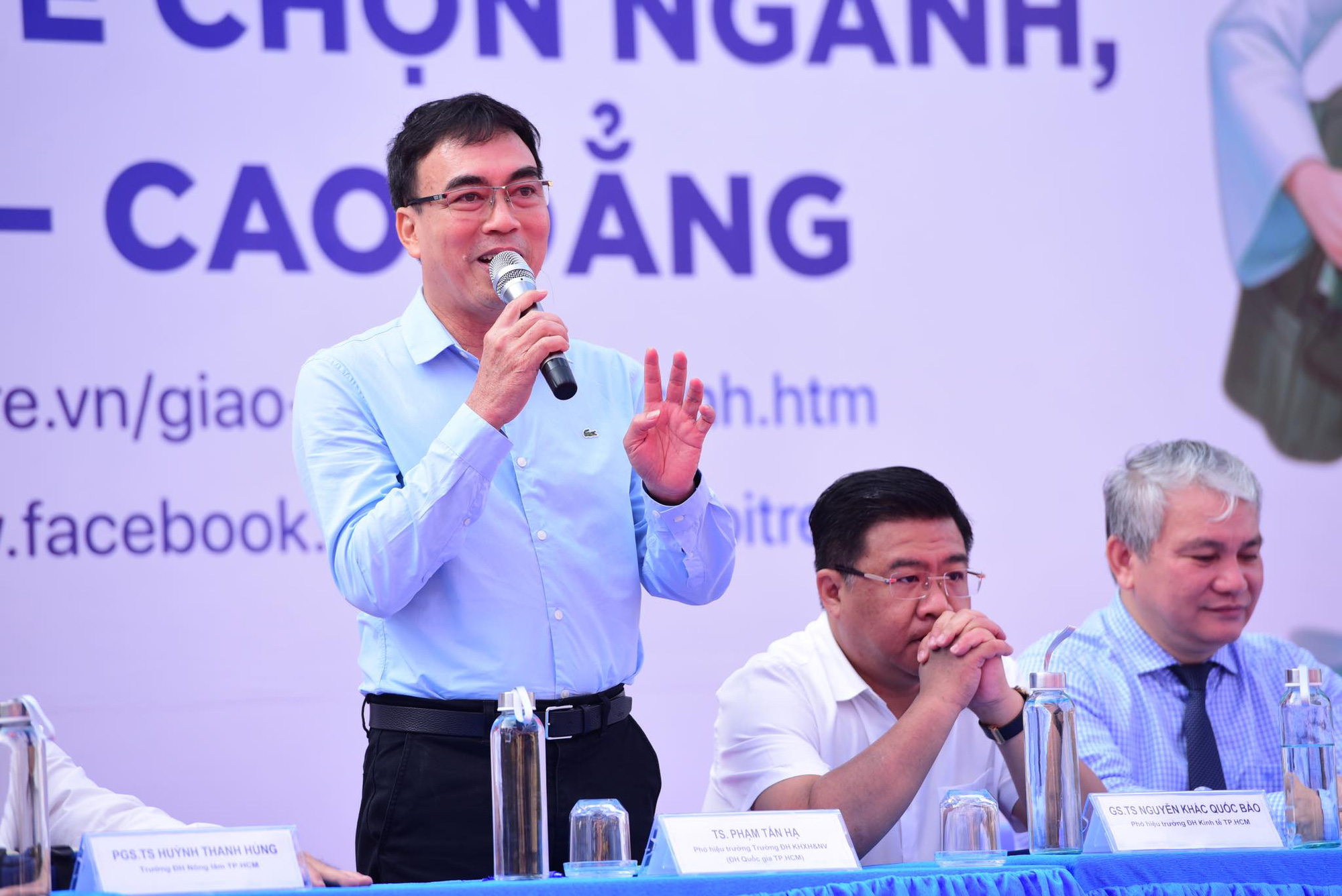Giải đáp việc không giỏi toán, có nên chọn ngành công nghệ thông tin- Ảnh 1. TS Phạm Tấn Hạ - phó hiệu trưởng Trường đại học Khoa học xã hội và Nhân văn (Đại học Quốc gia TP.HCM) - cung cấp thông tin về kỳ thi tốt nghiệp THPT và tuyển sinh đại học trong buổi tư vấn tại Bạc Liêu sáng nay 17-3 - Ảnh: DUYÊN PHAN
