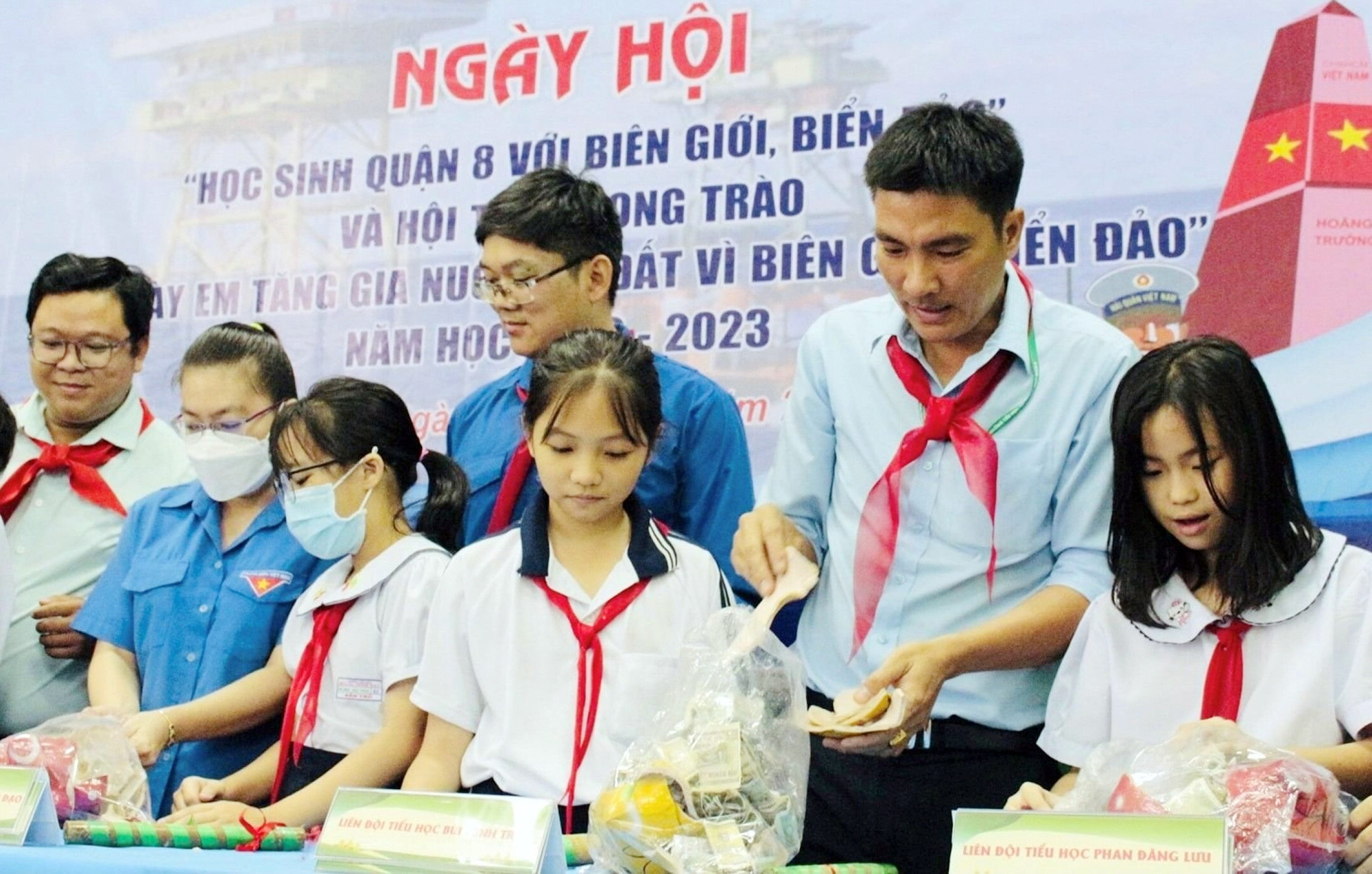 Giải thưởng Hồ Hảo Hớn 2024: Từ thực tiễn, những cách làm đi vào cuộc sống- Ảnh 1. Các bạn học sinh quận 8 (TP.HCM) cùng hội thu ủng hộ phong trào “Em nuôi heo đất - 60 ngày tiết kiệm vì biên giới biển, đảo” - Ảnh: HĐĐ QUẬN 8