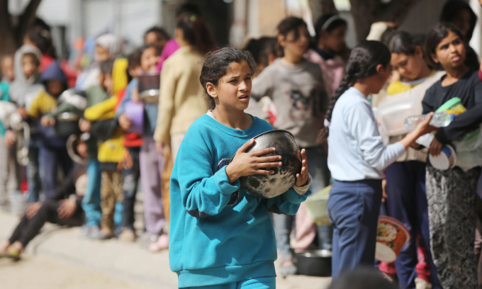 Người dân xếp hàng nhận viện trợ ở Dải Gaza trong bức ảnh đăng ngày 10/3. Ảnh: UNRWA