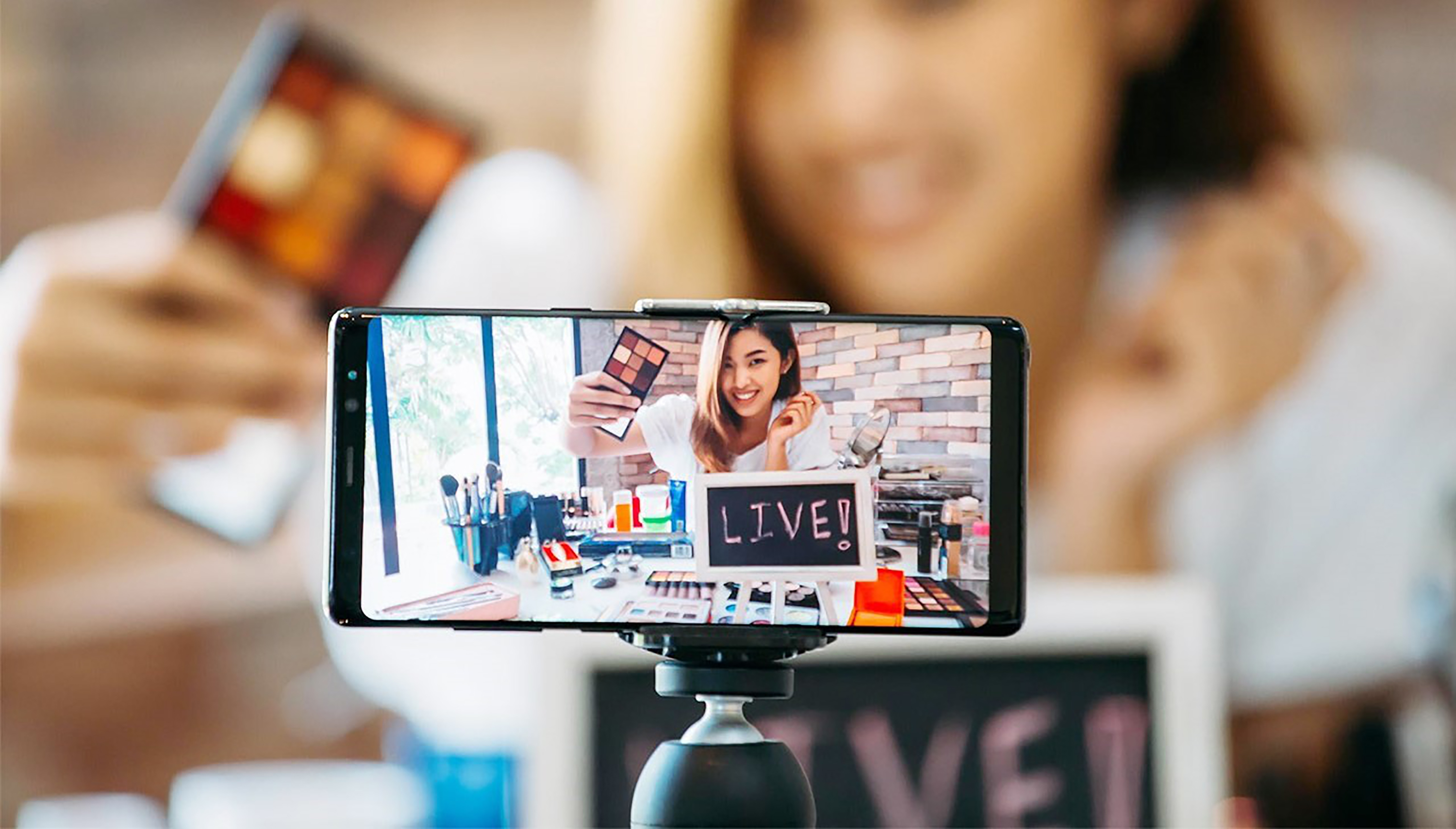 Góc khuất của những buổi livestream bán hàng- Ảnh 1. Góc khuất của những buổi livestream bán hàng- Ảnh 1.