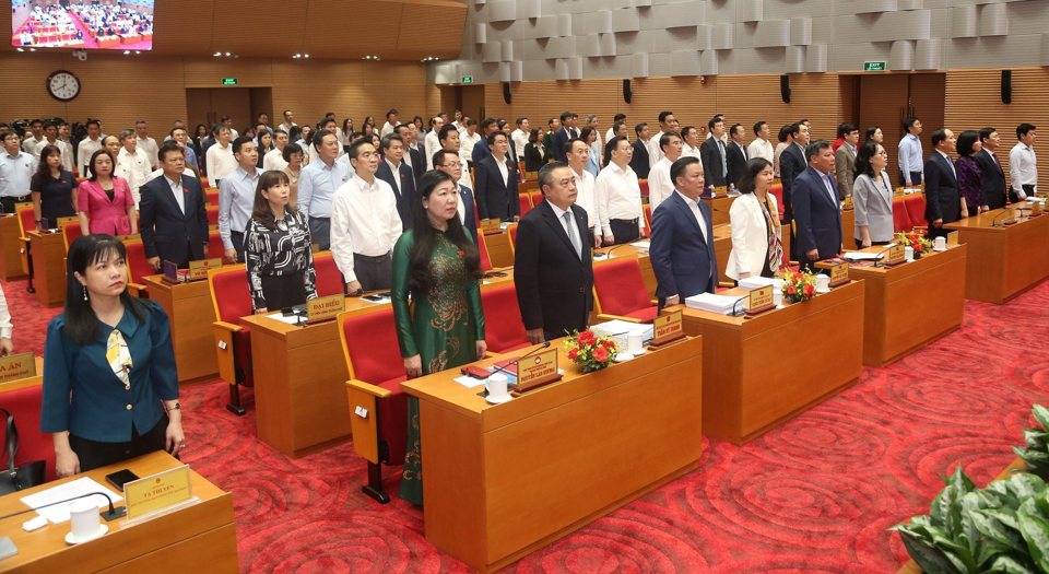 Các đại biểu làm lễ chào cờ tại phiên khai mạc Kỳ họp