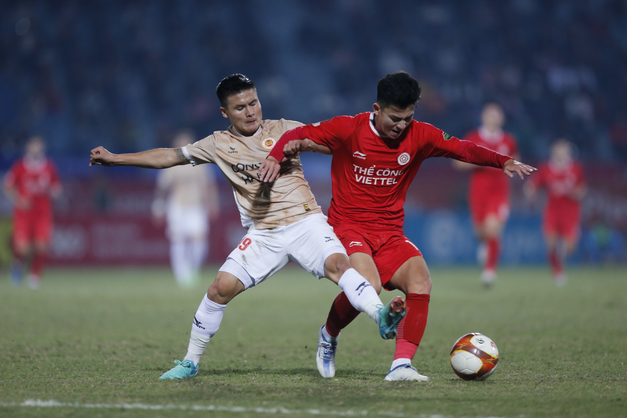HLV Đức Thắng nói 'nghề HLV bạc bẽo', HLV Kiatisak khẳng định 'V-League không hề dễ chơi'- Ảnh 1. HLV Đức Thắng nói 'nghề HLV bạc bẽo', HLV Kiatisak khẳng định 'V-League không hề dễ chơi'- Ảnh 1.