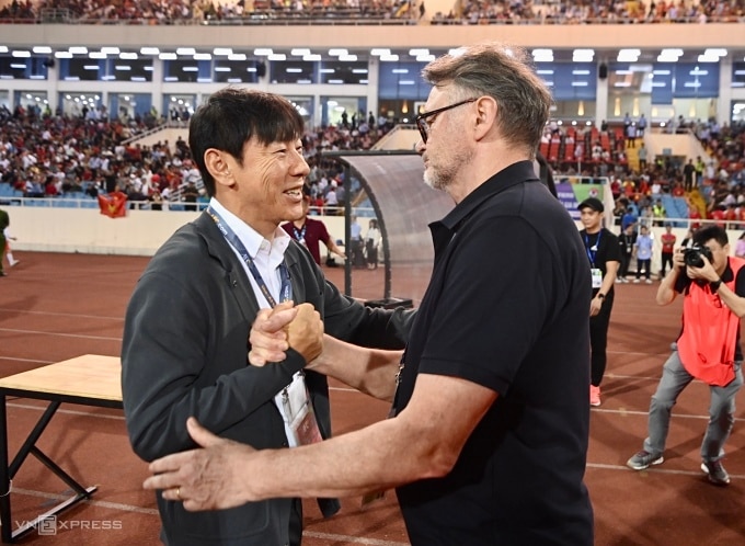 HLV Philippe Troussier (phải) bắt tay HLV Shin Tae-yong trước trận Việt Nam thua Indonesia 0-3, thuộc lượt bốn bảng F vòng loại hai World Cup 2026, Ảnh: Lâm Thoả