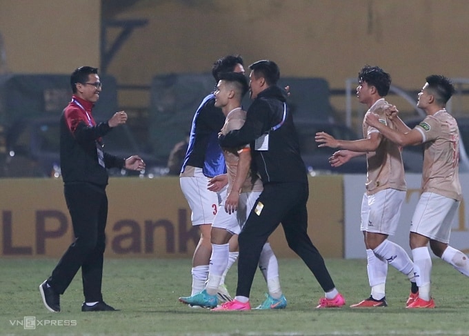 HLV Kiatisuk (trái) chia vui cùng Quang Hải sau bàn gỡ giúp Công an Hà Nội hòa Hà Tĩnh 1-1, ở vòng 12 V-League 2023-2024. Ảnh: Hiếu Lương