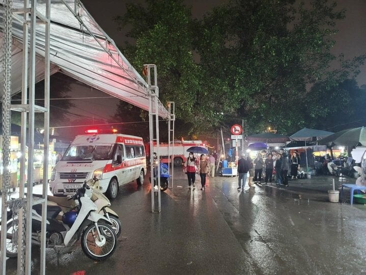Xe cứu thương và xe chữa cháy có mặt tại hiện trường.