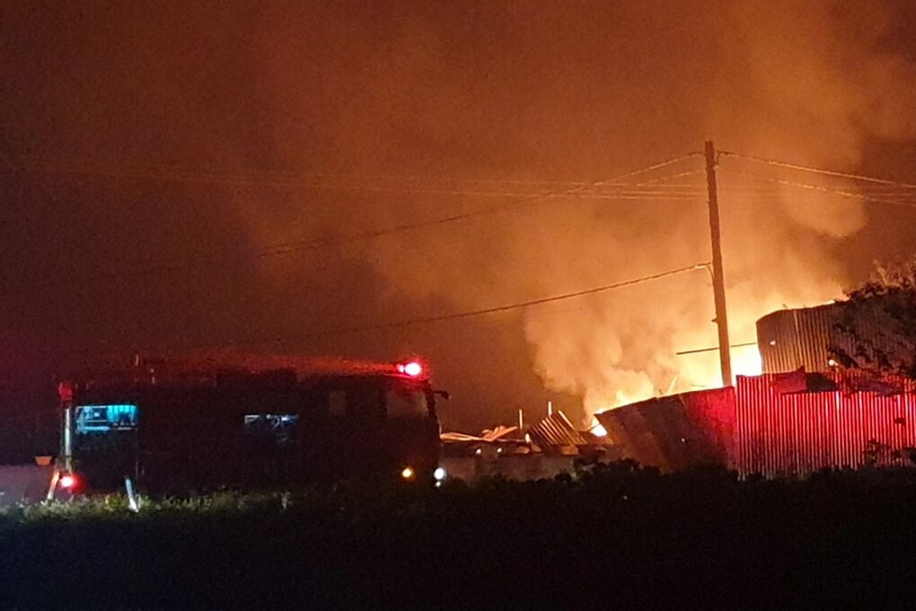 Hà Nội: Xe chở gas bốc cháy lan sang nhà xưởng, 3 người bị thương - 1