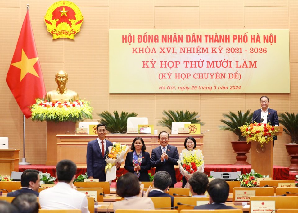 Lãnh đạo TP Hà Nội tặng hoa chúc mừng tân Ủy viên UBND TP
