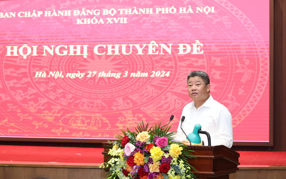 Phó Chủ tịch UBND TP Hà Nội Nguyễn Mạnh Quyền trình bày báo cáo giải trình tại hội nghị. 