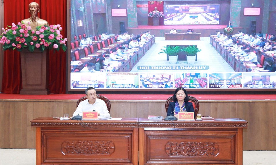 Phó Bí thư Thường trực Thành uỷ Nguyễn Thị Tuyến, Chủ tịch UBND TP Trần Sỹ Thanh chủ trì hội nghị