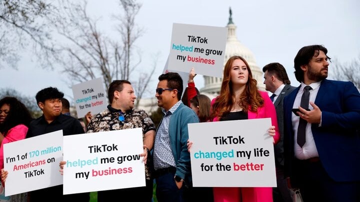 Những người ủng hộ TikTok biểu tình bên ngoài tòa nhà Quốc hội Mỹ khi Hạ viện thông qua dự luật buộc ByteDance phải thoái vốn hôm 13/3. (Ảnh: ABC News)