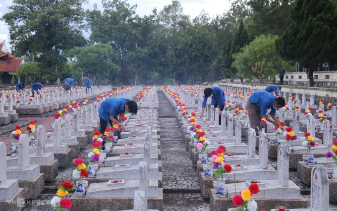 Thanh niên Quảng Trị thắp nến tri ân tại Nghĩa trang liệt sĩ quốc gia Trường Sơn, tháng 7/2021. Ảnh: Hoàng Táo