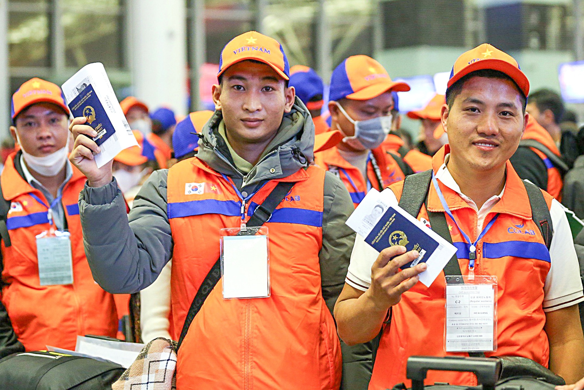 Người lao động xuất cảnh đi Hàn Quốc làm việc tại sân bay Nội Bài (Hà Nội) - Ảnh: HÀ QUÂN