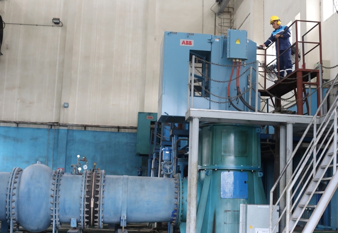 Công nhân kiểm tra hệ thống cấp nước ở nhà máy Tân Hiệp. Ảnh: Sawaco