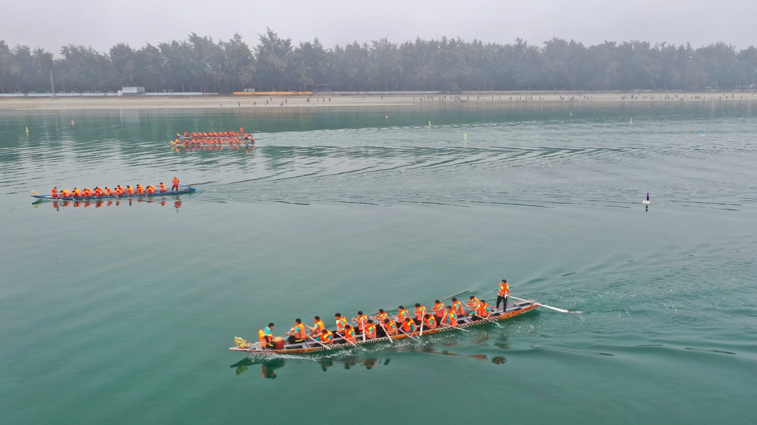 Quảng Ninh: Hàng ngàn người cổ vũ giải đua thuyền kết nối các huyện đảo- Ảnh 1. Quảng Ninh: Hàng ngàn người cổ vũ giải đua thuyền kết nối các huyện đảo- Ảnh 1.