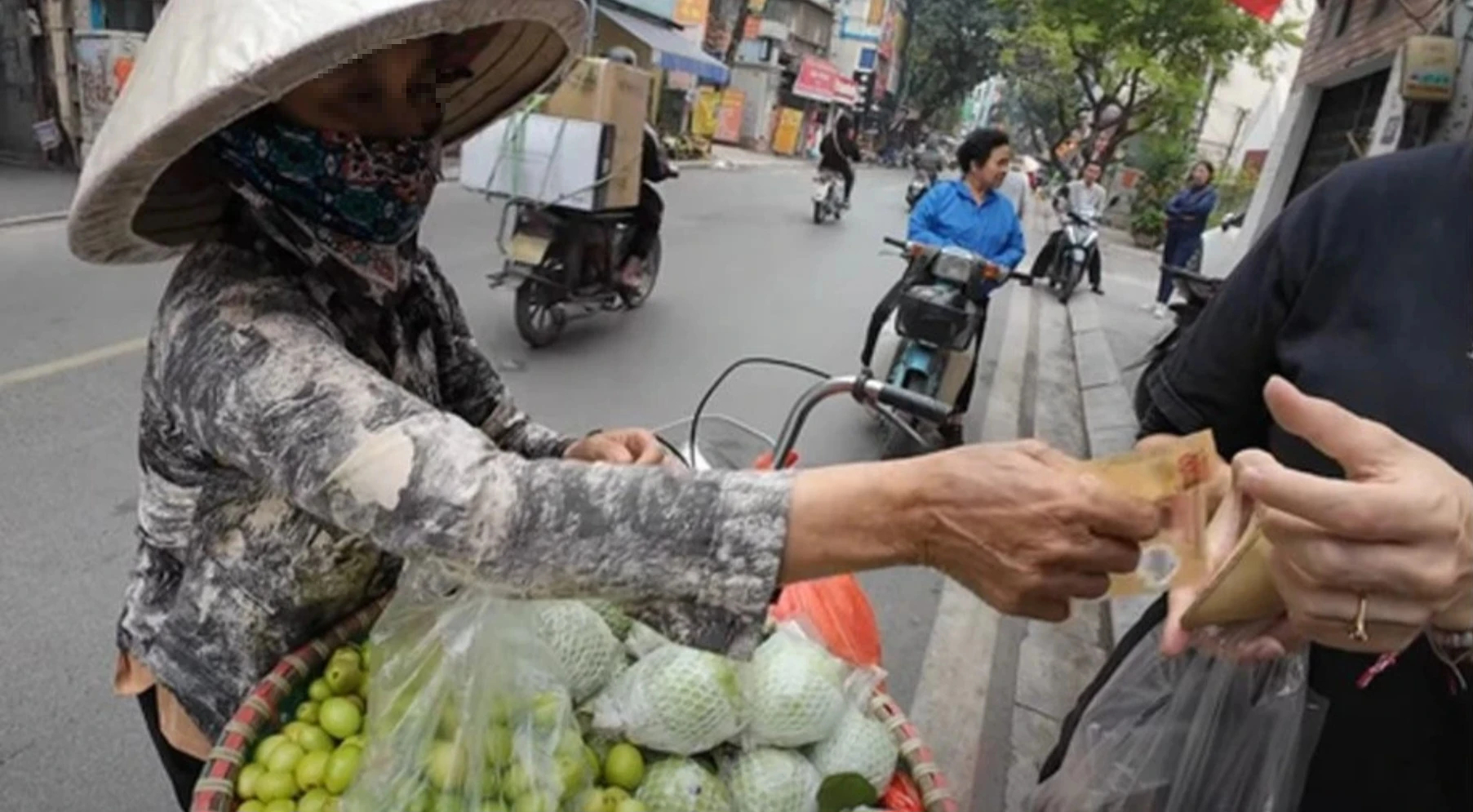 Hàng rong bủa vây, chặt chém du khách- Ảnh 1. Hàng rong bủa vây, chặt chém du khách- Ảnh 1.