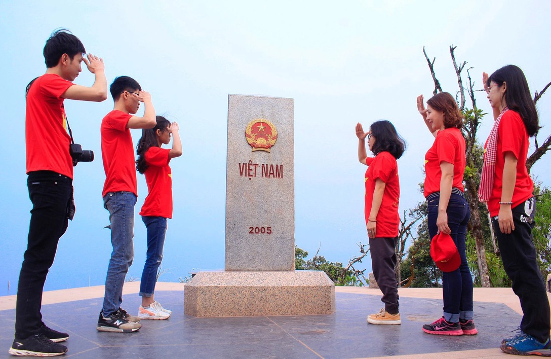 Hành trình 'Sinh viên với khát vọng non sông' về Điện Biên Phủ- Ảnh 1. Hành trình về địa chỉ đỏ, sinh viên sẽ đến điểm cực Tây Tổ Quốc A Pa Chải (huyện Mường Nhé, Điện Biên) - Ảnh minh họa: NGUYỄN HIỀN