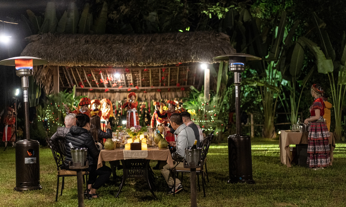 Nhóm khách siêu giàu thưởng thức bữa tối riêng tư trong một resort ở Hà Giang năm 2022. Ảnh: Ảnh: All Asia Vacation