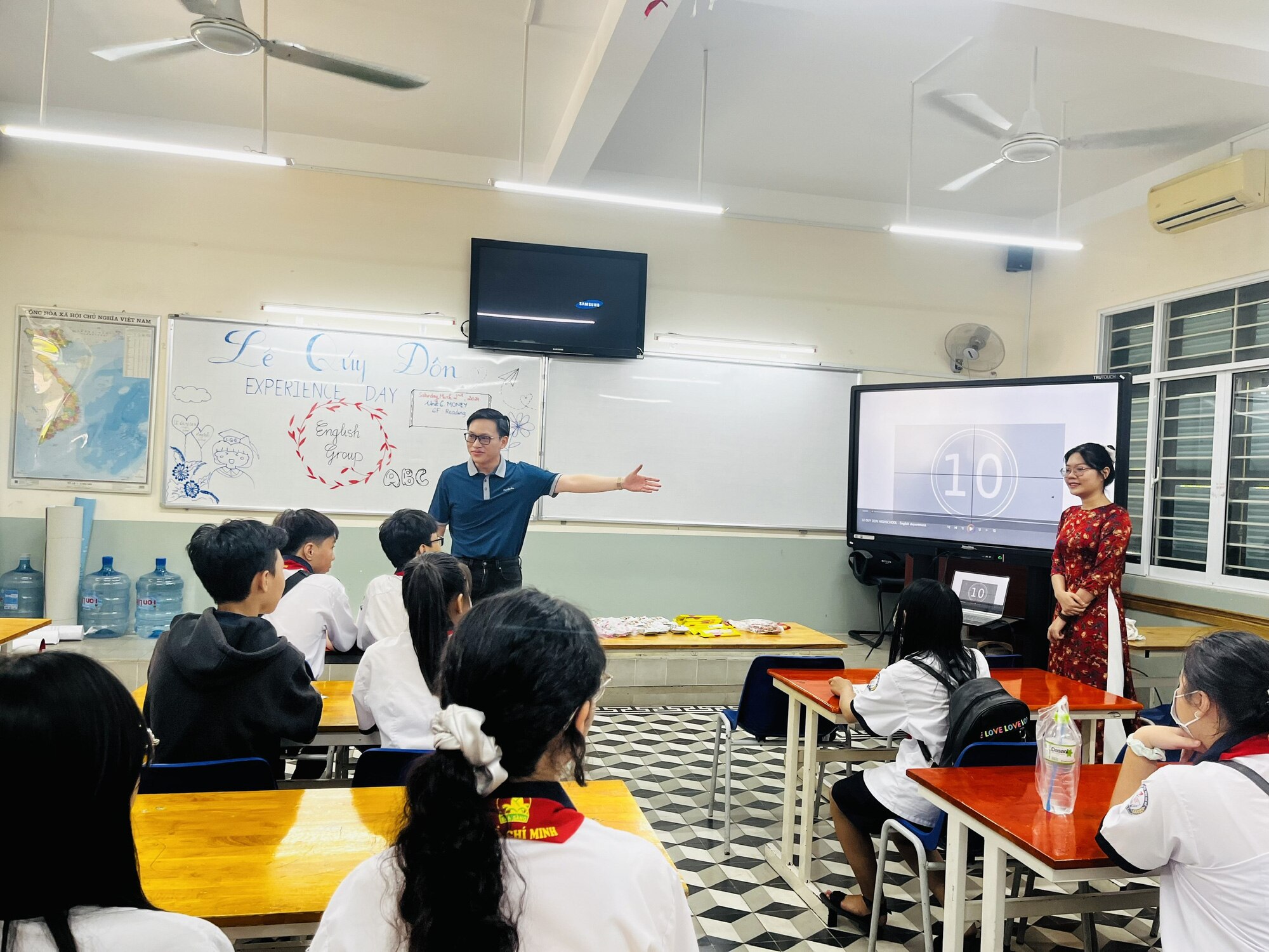 Học sinh lớp 9 trải nghiệm học môn tiếng Anh tại Trường THPT Lê Quý Đôn, TP.HCM sáng 2-3 - Ảnh: MỸ DUNG
