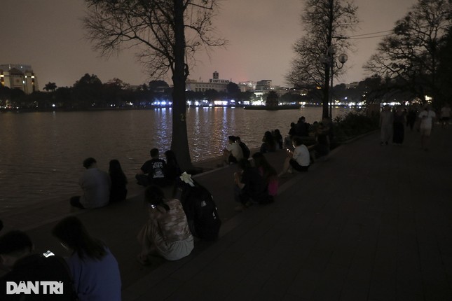 Hồ Gươm đẹp mờ ảo khi tắt hết đèn điện trong Giờ Trái đất ảnh 1