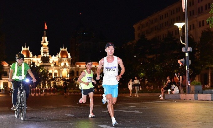 Hoàng Nguyên Thanh dẫn đầu trên đường chạy VnExpress Marathon Ho Chi Minh City Midnight 2023. Ảnh: VM