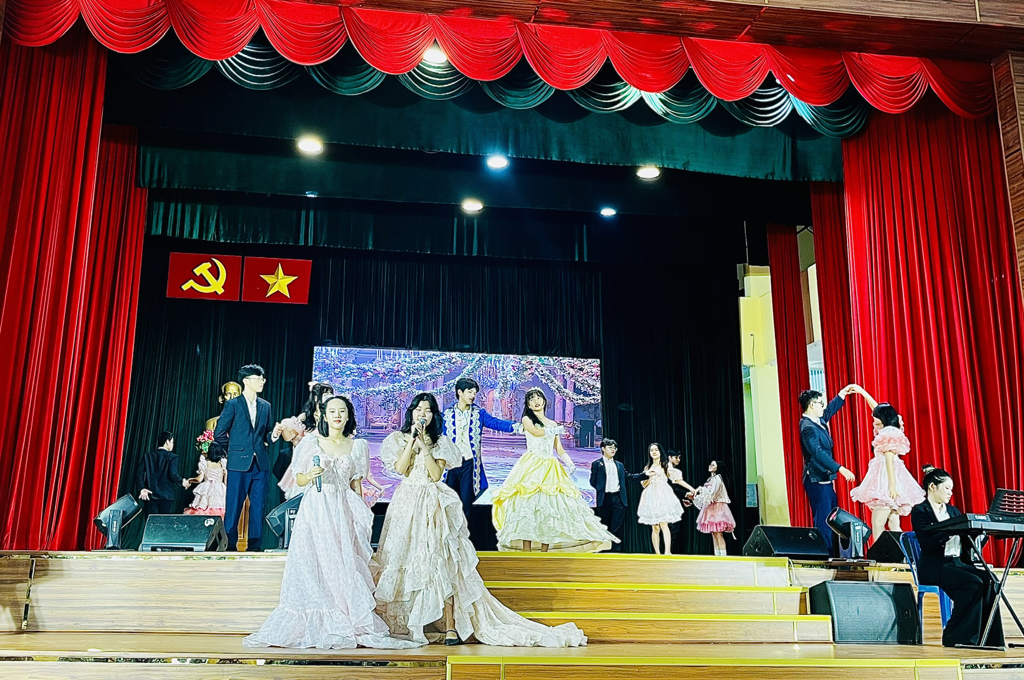 Học sinh Trường chuyên Trần Đại Nghĩa thi diễn nhạc kịch bằng tiếng Anh- Ảnh 1. Các em học sinh vừa thể hiện khả năng ca hát và vũ đạo trong vở nhạc kịch
