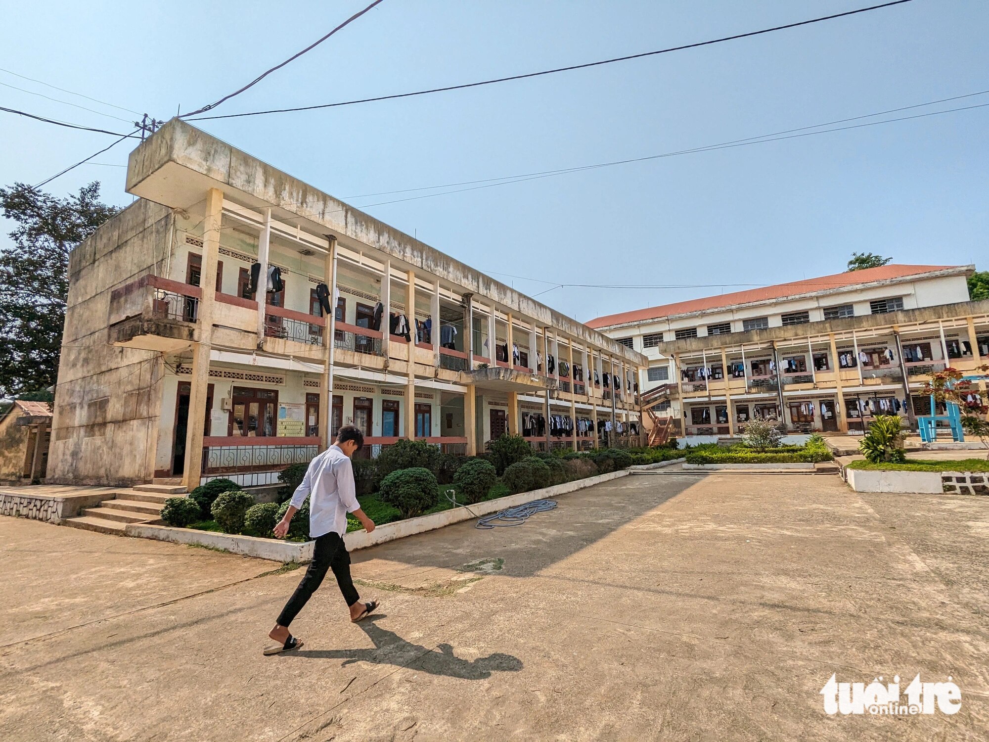 Ký túc xá Trường Phổ thông dân tộc nội trú tỉnh Gia Lai đã xuống cấp sau 30 năm sử dụng - Ảnh: TẤN LỰC 